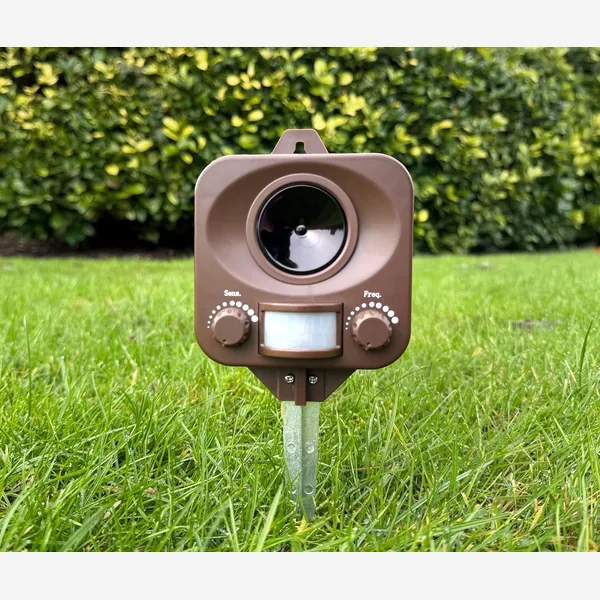 PestBye battery operated waterproof fox repellent ultrasonic scarer